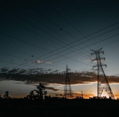 Fotografía referencial que muestra torres para el traslado de energía.