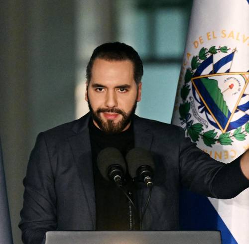 El presidente de El Salvador, Nayib Bukele, hace gestos mientras pronuncia un discurso durante la inauguración de la nueva sede de la Fiscalía General de la República (FGR) en Antiguo Cuscatlán, El Salvador.