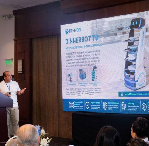 Presentación de uno de los modelos de robots que la empresa Kennon Ecuador comercializará en el mercado nacional.