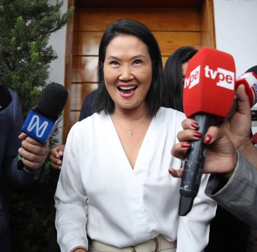 La candidata derechista Keiko Fujimori habla con periodistas este miércoles, en Lima.