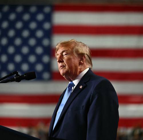 El presidente de Estados Unidos, Donald Trump, interviene en un mitin de campaña de mitad de mandato en el Crossroads Arena, en Corinth, Misisipi, el 26 de octubre de 2026.