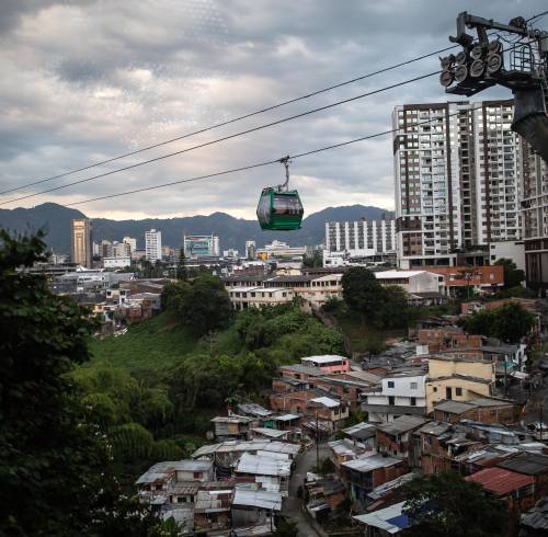 Un teleférico de Megacable pasa sobre un barrio de Pereira, Colombia, el 24 de agosto de 2026.