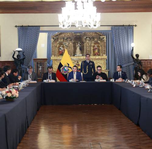 Fotografía que muestra el encuentro diplomático. En el centro aparece el mandatario de Ecuador, Daniel Noboa.