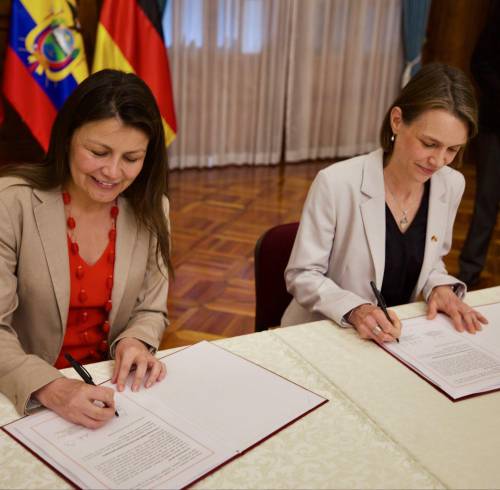 La viceministra de Cooperación Internacional Angélica Arias (I) encabezó la delegación ecuatoriana que firmó el acuerdo bilateral.