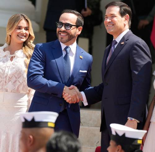 El secretario de Estado de EE. UU., Marco Rubio (segundo por la derecha), y su esposa, Jeanette Dousdebes, son recibidos por el presidente de Colombia, Abelardo de la Espriella, y su esposa, Ana Lucía Pineda.