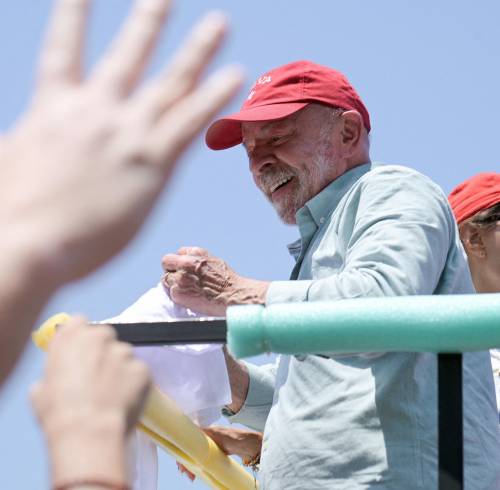 El presidente de Brasil y candidato presidencial Luiz Inácio Lula da Silva, del Partido de los Trabajadores (PT), asiste a un mitin en la playa de Copacabana, en Río de Janeiro, Brasil, el 24 de octubre de 2026.