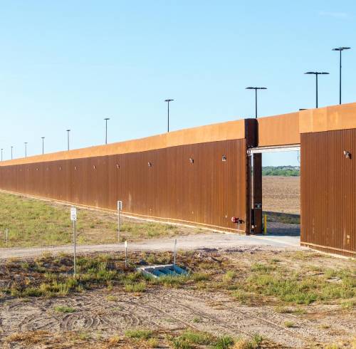 En una vista aérea, se observa un tramo de la valla fronteriza el 15 de octubre de 2025 en La Casita-Garciasville, Texas.