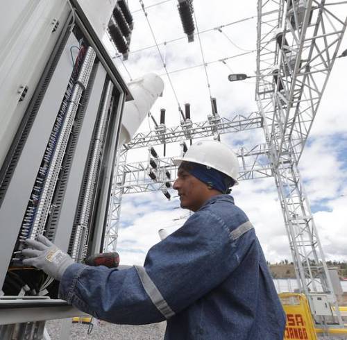Un trabajador en una subestación eléctrica.