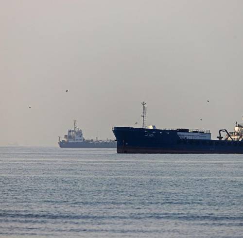 En esta imagen varias embarcaciones navegan frente a la playa Suru, en Bandar Abbas, a lo largo del estrecho de Ormuz.