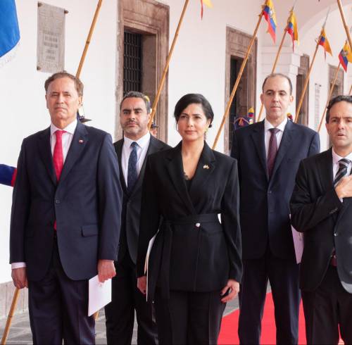 Fotografía tomada en el Palacio de Carondelet, en Quito, que muestra a los embajadores Ricardo Hernández, Amital Perry, Walid Adel Abdelaziz Elmeligy y Mazen Mahfouz (izquierda a derecha).