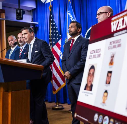 El fiscal general interino de EE. UU., Todd Blanche (centro-izquierda), y el director del FBI, Kash Patel (centro-derecha), hablan con los periodistas sobre las acciones de las autoridades contra el Cártel Jalisco Nueva Generación.