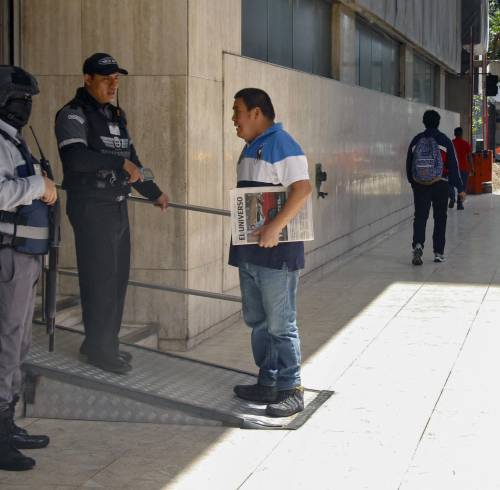 Guardias de seguridad trabajan frente a la Superintendencia de Valores y Compañías de Seguros en Guayaquil.