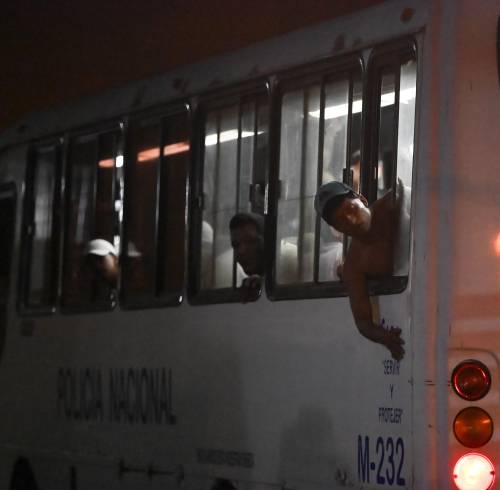Llegada de los tripulantes de los barcos 'Conquista II' y 'OM II' al Puerto de Manta, y posterior traslado a la Unidad de Vigilancia Comunitaria.
