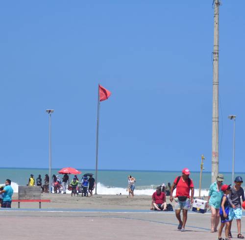 Fotografía referencial que muestra una bandera roja en una playa de Manabí.
