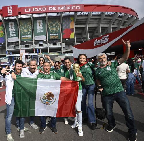 Aficionados mexicanos posan a las afueras del estadio antes del partido de fútbol del Grupo A del Mundial 2026 entre México y Sudáfrica.