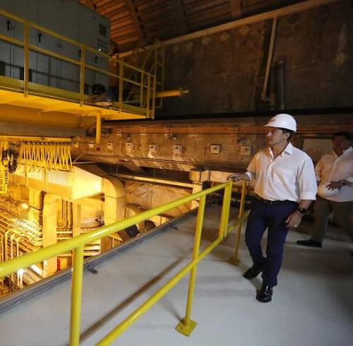 El Presidente, Daniel Noboa, durante un recorrido por la hidroeléctrica de Mazar.