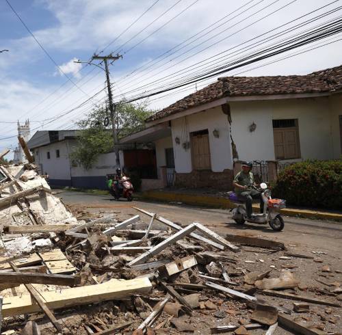 Fotografía que muestra este sábado daños en casas ocasionados por el terremoto de magnitud 7,7 ocurrido este viernes en La Villa de Los Santos.