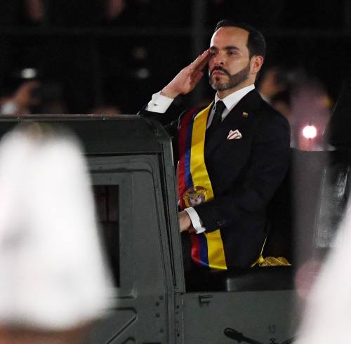 El mandatario colombiano se desplaza en un vehículo militar mientras pasa revista a tropas en Cali, Colombia, el 7 de agosto de 2026.