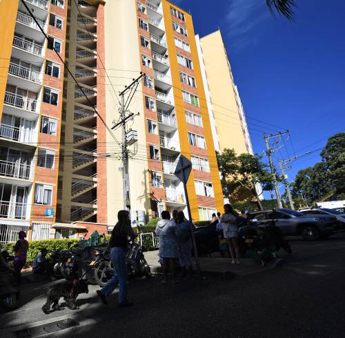 Evacúan personas tras un terremoto en Medellín, Colombia, el 10 de agosto de 2026.