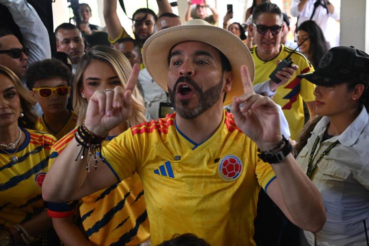 De la Espriella habla con la prensa en un colegio electoral durante la segunda vuelta de las elecciones presidenciales en Barranquilla, Colombia, el 21 de junio de 2026.