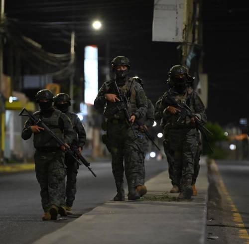 Un grupo de militares durante una jornada de toque de queda.