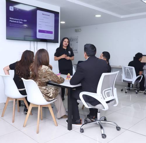 Una colaboradora explica la herramienta de Yu Get en las oficinas en Quito.