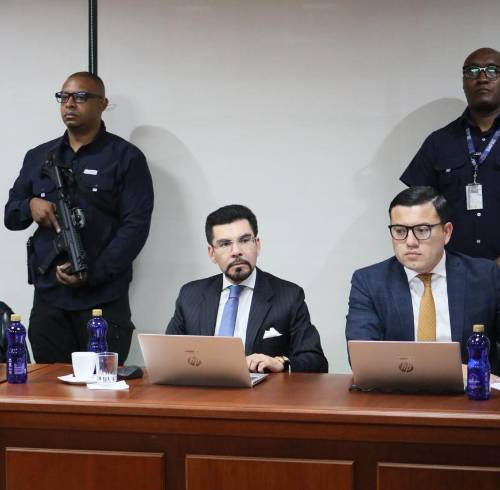 Fotografía que muestra al fiscal general del Estado (C), Leonardo Alarcón, quien representa al Ministerio Público en la causa.