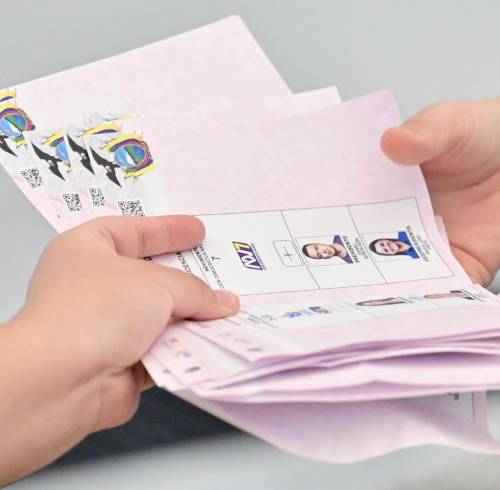 Funcionarios electorales cuentan los votos tras el cierre de un centro de votación durante la segunda vuelta de las elecciones presidenciales en Guayaquil, Ecuador, el 13 de abril de 2025.