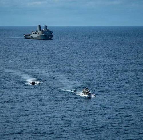 Fotografía tomada de la cuenta oficial en X @MARFORSOUTH de los Marines Forces Corps South que muestra el buque San Lorenzo de la Armada de EE.UU. siguiendo la embarcación ‘Conquista 2’.