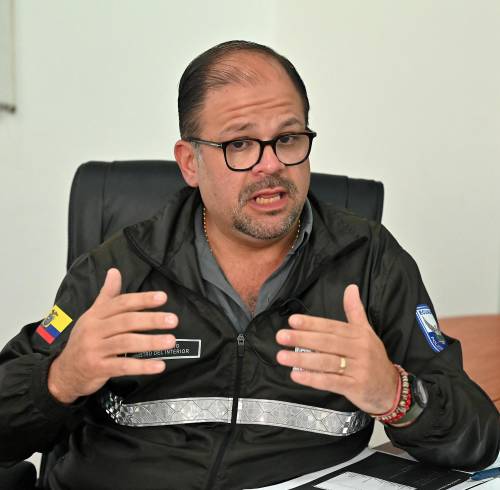 El ministro del Interior de Ecuador, John Reimberg, habla durante una entrevista con la AFP en Guayaquil, Ecuador, el 28 de abril de 2026.