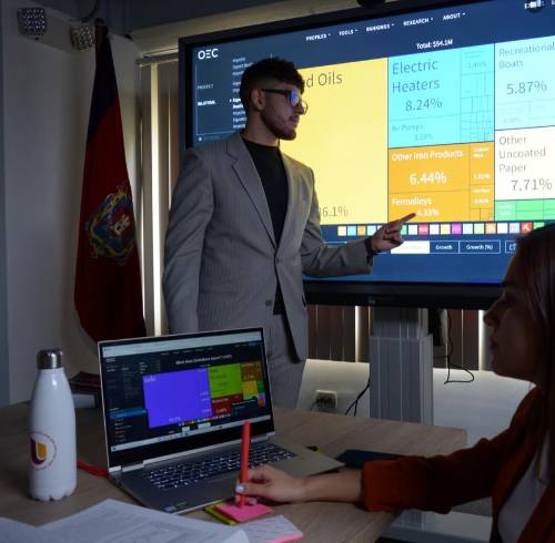 Alumnos de UIDE realizan una presentación académica.