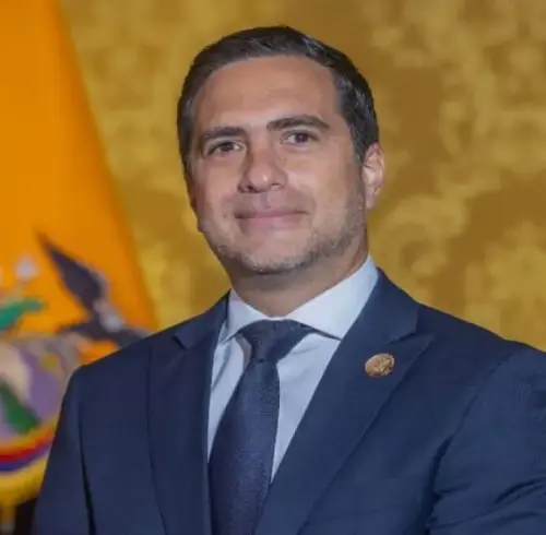 Kury llega a la Cancillería tras desempeñarse como ministro de Telecomunicaciones y de la Sociedad de la Información, cartera a la que fue designado por Noboa el 14 de mayo de 2025.