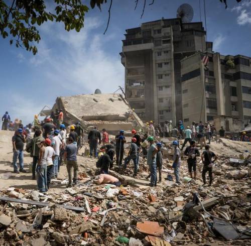Rescatistas y voluntarios buscan víctimas entre los escombros de los terremotos.