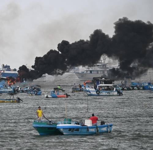 Fotografía que muestra el incendio de varias embarcaciones en el Puerto de Manta, el pasado 6 de junio.