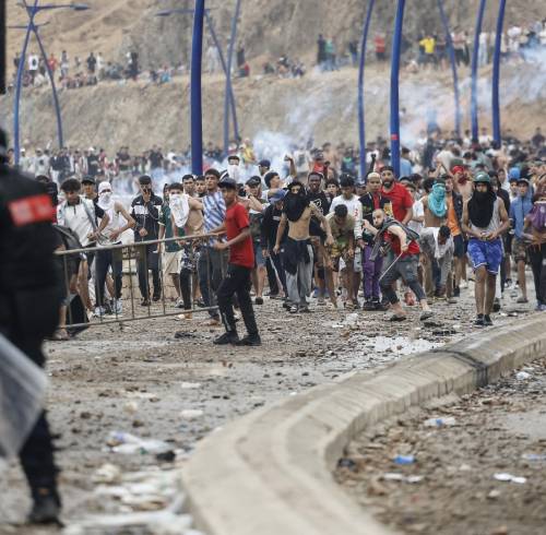 Las fuerzas de seguridad marroquíes se enfrentan a migrantes que intentan cruzar al enclave español de Ceuta, en el norte de África.