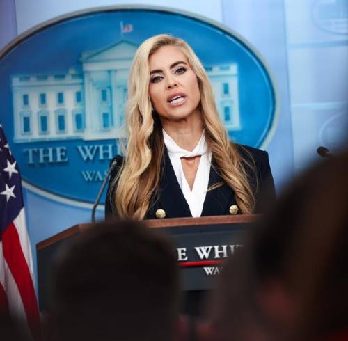 Katie Zacharia durante su primera rueda de prensa en la Casa Blanca.