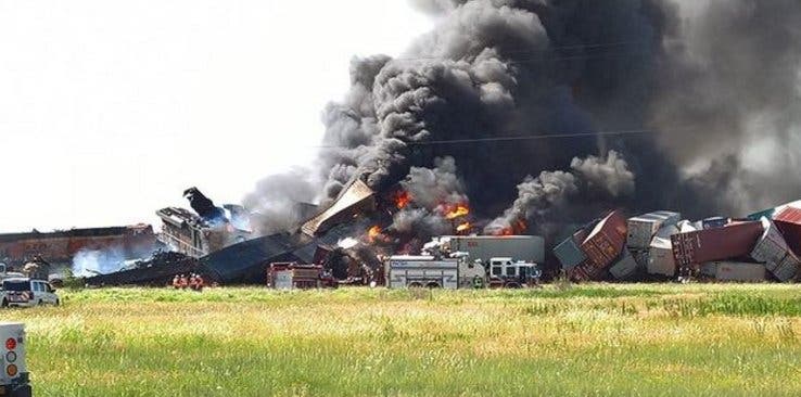 Choque frontal de dos trenes en Texas desata un gran incendio