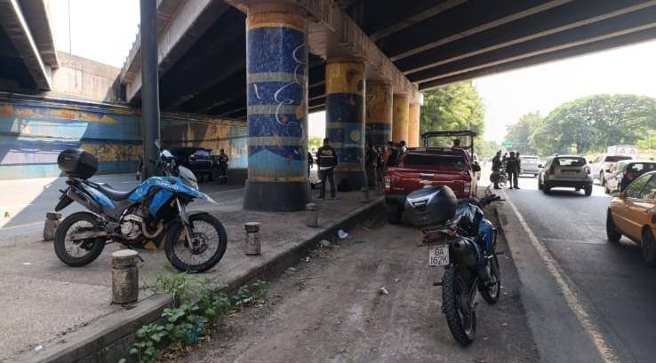 Dos miembros de la Policía Nacional fueron asesinados ayer a la altura del intercambiador de la vía a la Costa, al ingresar a la Av. del Bombero; un intenso tráfico se registró en la zona durante la tarde.