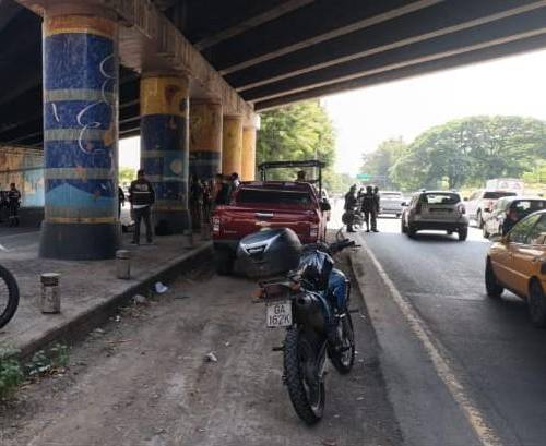 Dos miembros de la Policía Nacional fueron asesinados ayer a la altura del intercambiador de la vía a la Costa, al ingresar a la Av. del Bombero; un intenso tráfico se registró en la zona durante la tarde.