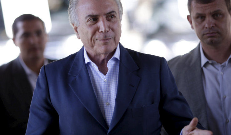 Temer firma notificación como presidente interino de Brasil