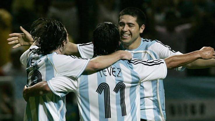Carlos Tevez jugando junto a Lionel Messi y Juan Román Riquelme en la selección argentina.