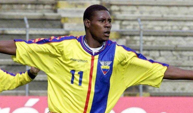 Agustín Delgado celebrando un gol con la camiseta de la selección ecuatoriana.