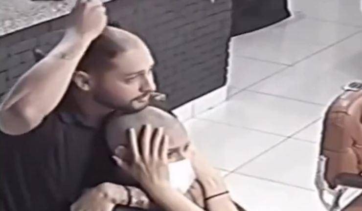 VIDEO: El emotivo momento en el que un peluquero se rapa su cabeza para apoyar a una mujer con cáncer