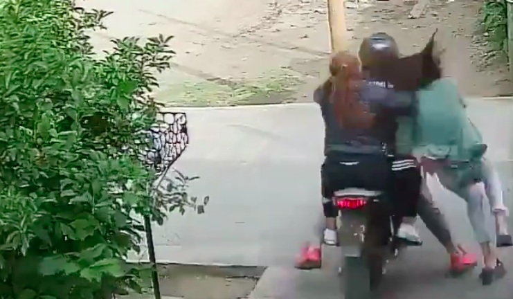 Mujer es golpeada y arrastrada para robarle el celular
