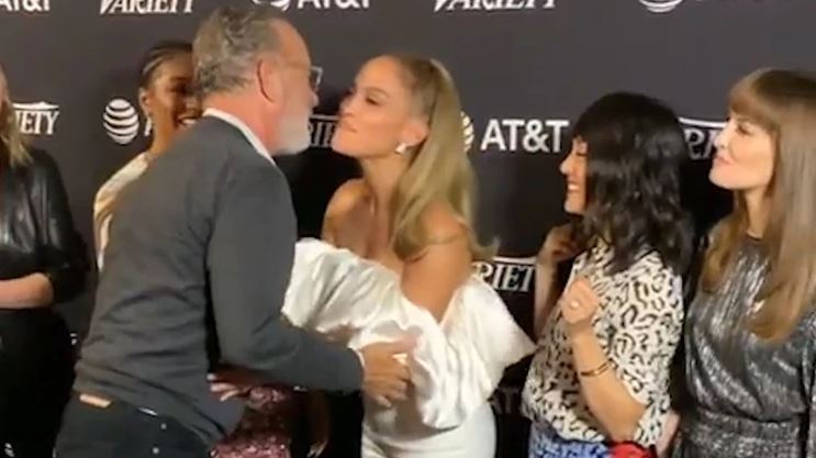Controversial gesto de Tom Hanks tras recibir beso de Jennifer López