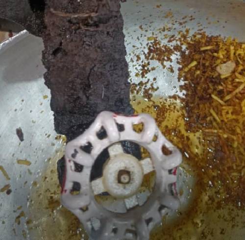 Fotografía que muestra suciedad en una de las máquinas utilizadas en la planta de snacks.