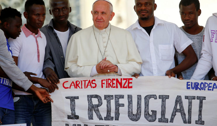 Refugiados se sientan junto al papa en San Pedro