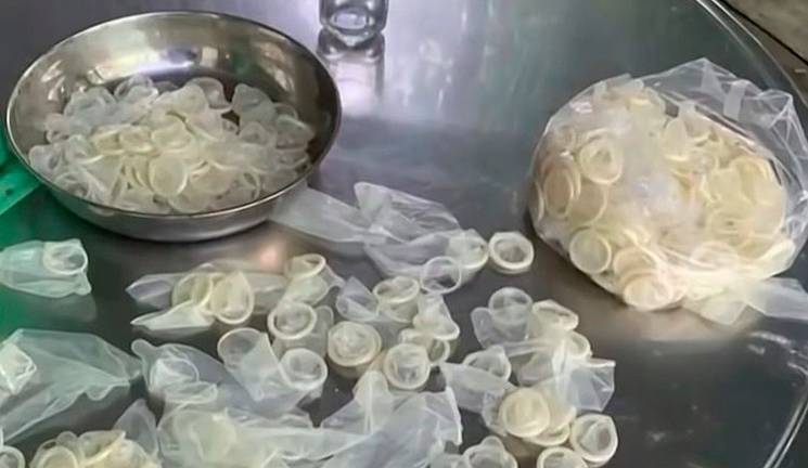 La peligrosa industria que recoge condones usados para limpiarlos y revenderlos