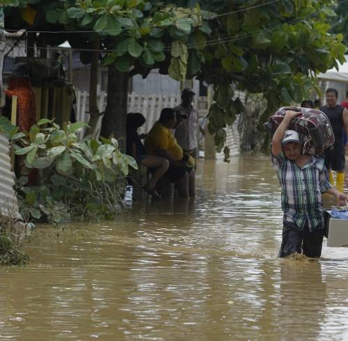 Personas evacuando sus hogares debido a las inundaciones.