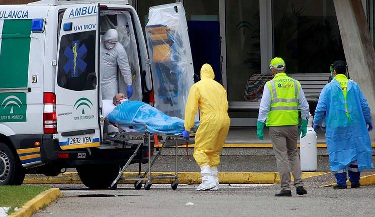 España, con hospitales desbordados y médicos agotados